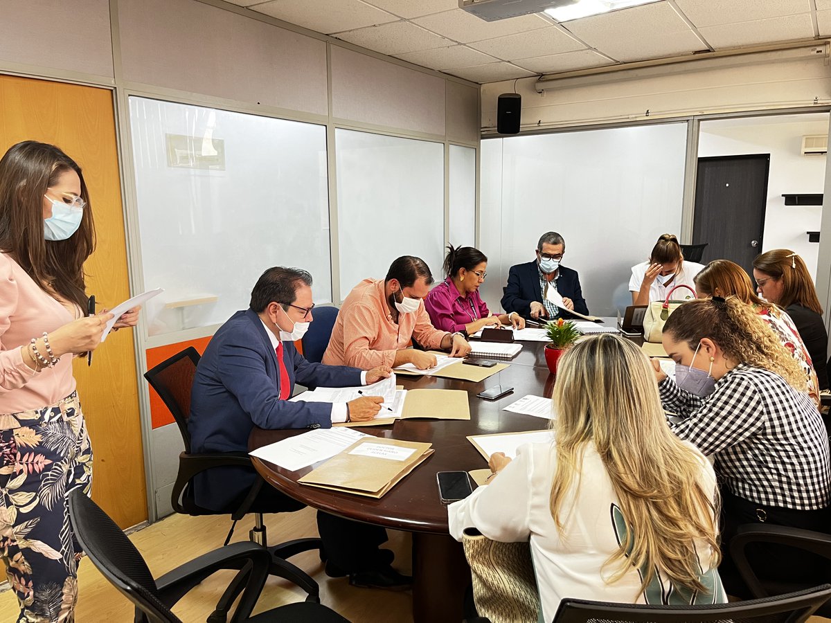 ContralSantand1's tweet photo. #AEstaHora nos encontramos participando en la Comisión Regional de Moralización de Santander, revisando el Plan de acción bianual 2022 - 2024, estableciendo objetivos que permitirán desarrollar impacto dentro del departamento. #Escuchamos #Observamos #Controlamos #CGS https://t.co/65HmK1lsZr