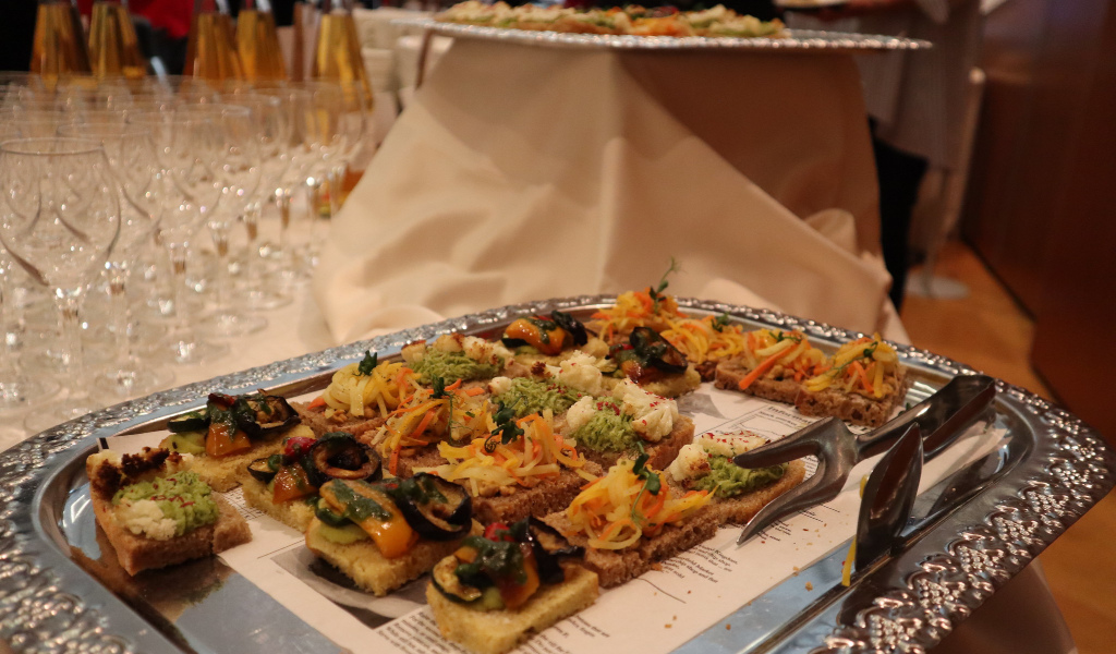 eusaunisport's tweet photo. More #sustainable #catering in events plays an important role in having greener (also #sports) events. Read a summary of the conference on this topic, held in #Ljubljana.
#ClimateActionToTheTable #ClimateMenu #Sustainability #GreenSportsEurope
https://t.co/PnlelMZm4f https://t.co/f5pEBUjdEI