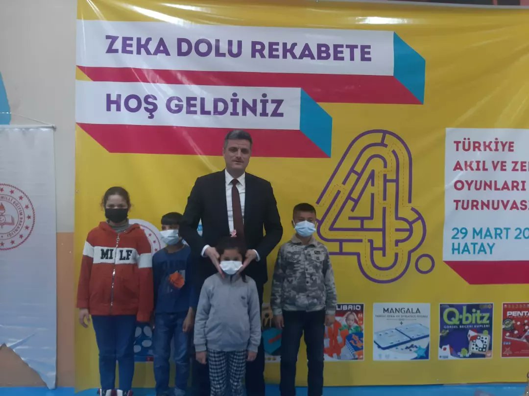 Abidinbageker1's tweet photo. Akıl Zeka Oyunları Pentago yarışmasında Hem ilkokul hem de Ortaokullar arasında il 4.sü olan Hassa Buhara öğrencilerimiz Ecrin ATEŞ  ve Muhammet FİDAN ı ve Burcu BİLİR öğretmenimizi tebrik ediyoruz https://t.co/8QtoMaau0t