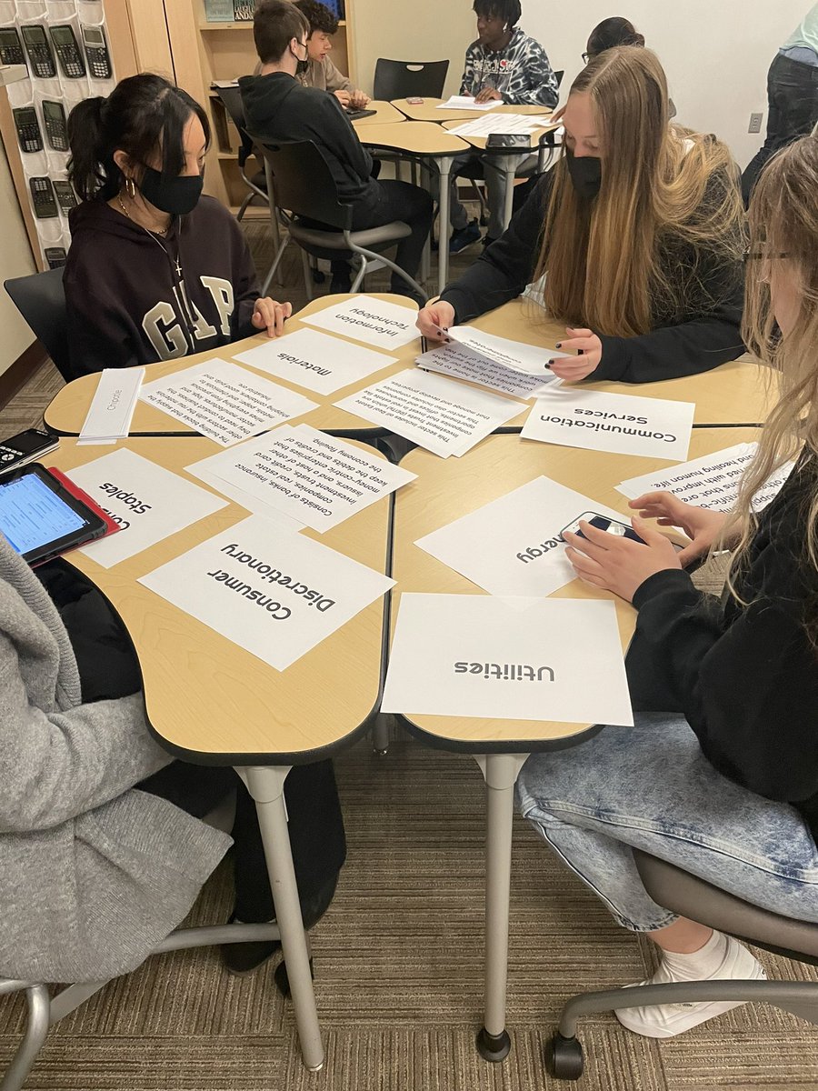 LHSHarrison469's tweet photo. Business math students looking at S&amp;P 500 categories &amp; companies. #proudofthepride https://t.co/fiKieOBNuT