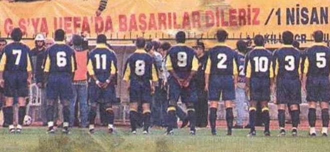 3re3racimbomm's tweet photo. 📅 Fenerbahçe taraftarı, 1999/00 sezonunda 1 Nisan'da Antalyaspor ile oynanan maçta "Galatasaray'a UEFA'da başarılar dileriz" pankartı açarak akılları sıra şaka yapmışlardı ve Galatasaray o sezon UEFA Kupası'nı kazanmıştı. https://t.co/31N7E4wN18