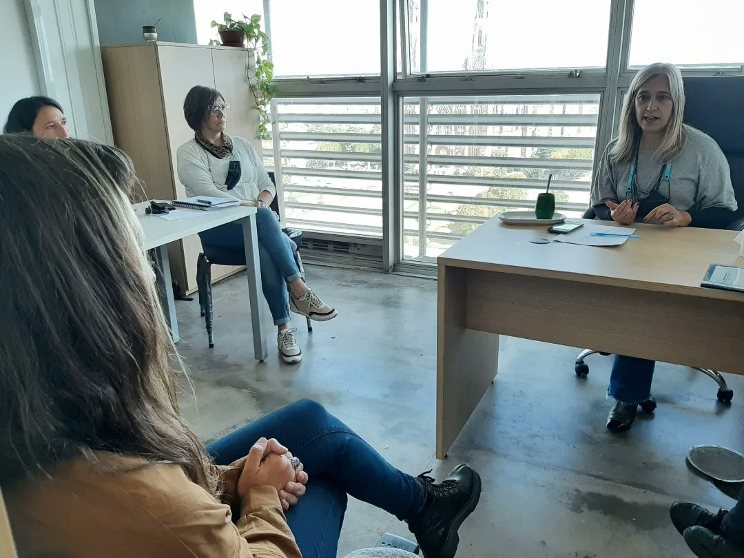 EriPereyraVL's tweet photo. Formación en Economia Social y Popular para escuelas secundarias🏫🤝🏽📈

En #LaPlata nos reunimos con la directora de cooperación escolar de @BAProvincia Rosana Merlos, quien nos contó sobre el trabajo que realizan junto a las cooperativas escolares

#InaesCerca #InaesFederal https://t.co/WuXzhICXI8