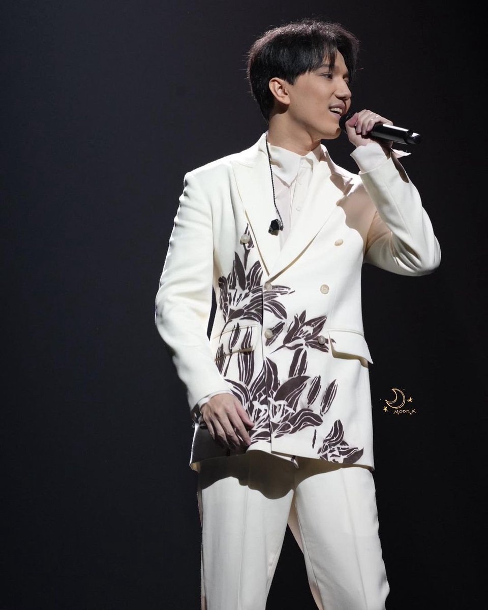 MarinaGelashvi6's tweet photo. @nikitaLila @dimash_official
Столько людей чувствуют себя абсолютно счастливым оттого, что слышать Димаша и я в их числе. Сколько восторга и счастья дарить он всем, кто его видит и слушает его!
#Stranger 
#Stranger_Dimash
#StrangerTheSong 
#DimashStrangerLive https://t.co/oAWHBwFJZL