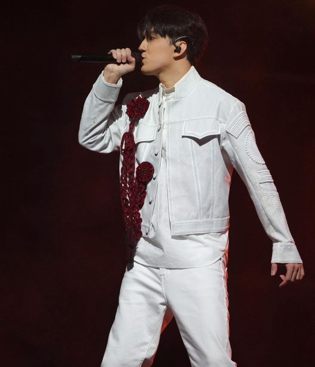 MarinaGelashvi6's tweet photo. @nikitaLila @dimash_official
Столько людей чувствуют себя абсолютно счастливым оттого, что слышать Димаша и я в их числе. Сколько восторга и счастья дарить он всем, кто его видит и слушает его!
#Stranger 
#Stranger_Dimash
#StrangerTheSong 
#DimashStrangerLive https://t.co/oAWHBwFJZL