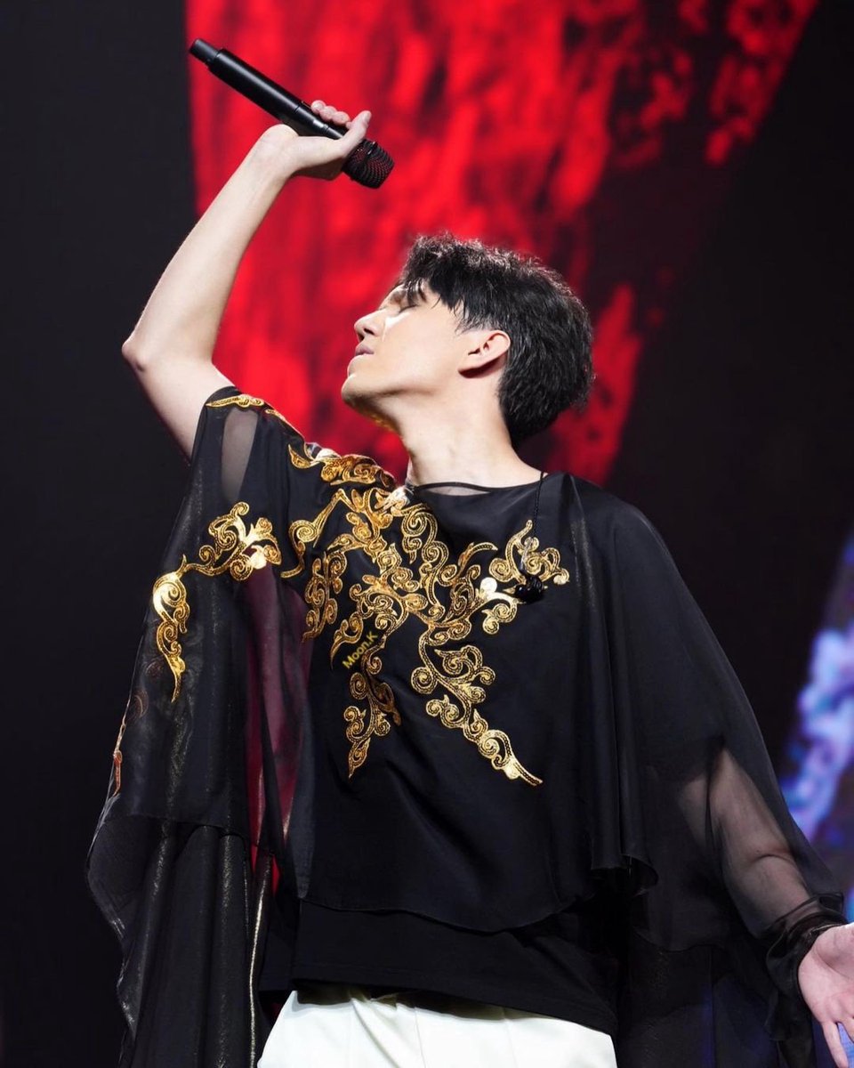 MarinaGelashvi6's tweet photo. @dimash_official
Я люблю всё, что он поёт. И мне нравится то, ��то у Димаша есть песни "на все вкус." И на разных настроения.

#Stranger 
#Stranger_Dimash
#StrangerTheSong 
#DimashStrangerLive https://t.co/NWvbUNcFMY