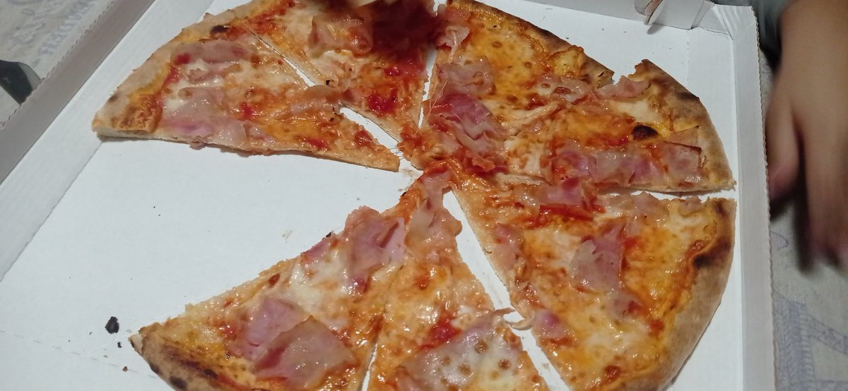 PedrettiFly's tweet photo. Pizza with Ham and mushrooms https://t.co/9GvLAOVTAN
