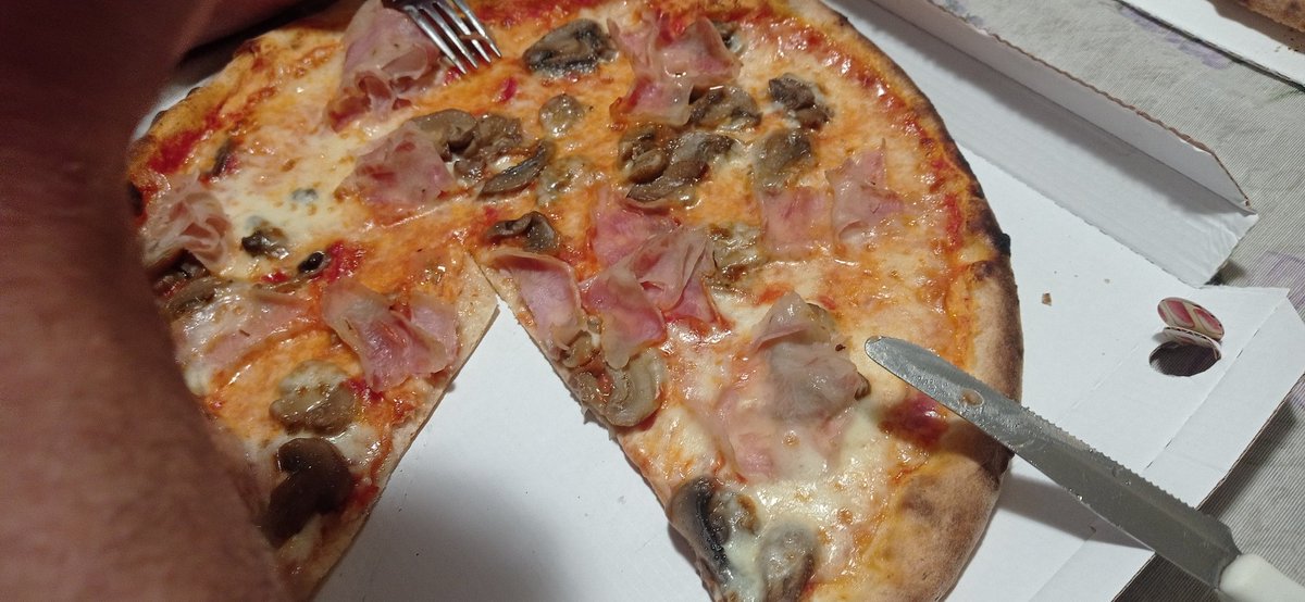 PedrettiFly's tweet photo. Pizza with Ham and mushrooms https://t.co/9GvLAOVTAN