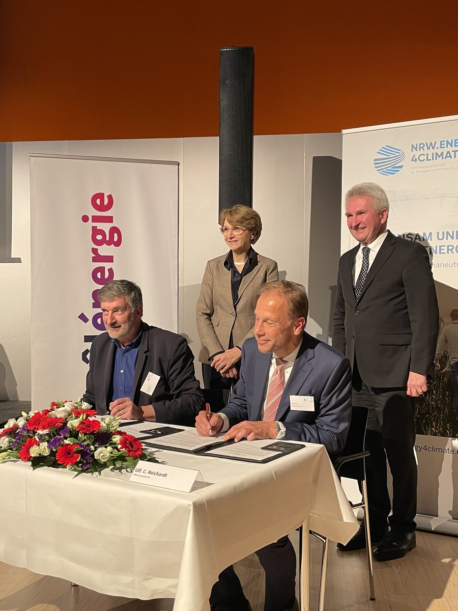 POLENERGIE's tweet photo. Coopération franco-allemande à Essen: signature d’une convention de partenariat entre #Energy4Climate et #Pôlénergie en présence de son excellence l’ambassadrice de France à Berlin et du ministre de l’économie de Rhénanie du nord Westphalie https://t.co/vQ5lm2zlgW