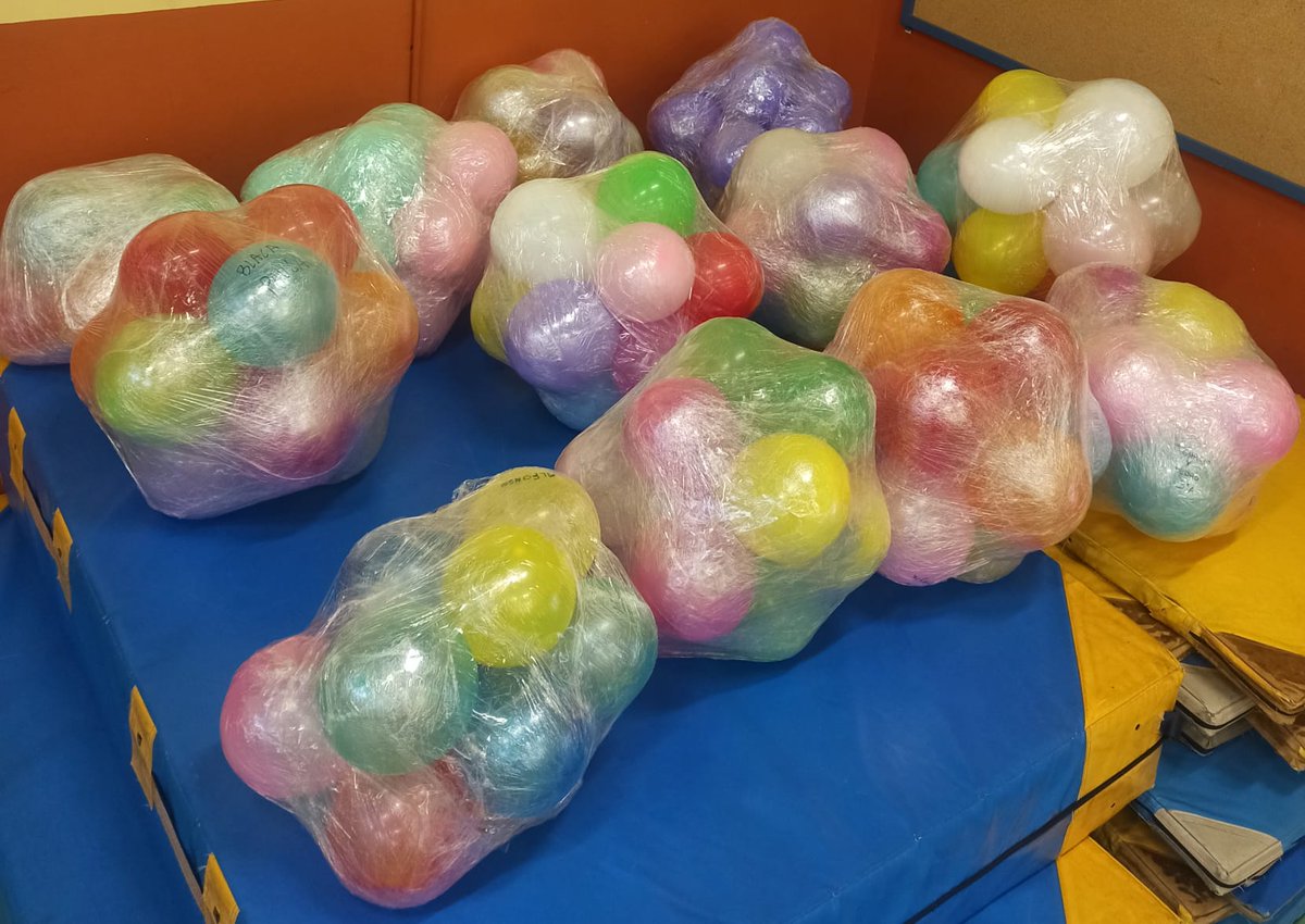 El alumnado de 3°A ha construido, gracias a la ayuda de sus familiares, un material llamado ATOMIUM. Con este material han realizado varias sesiones de EF. Han participado, colaborado y cooperado tanto en la creación del material como en los juegos de dicha sesiones.