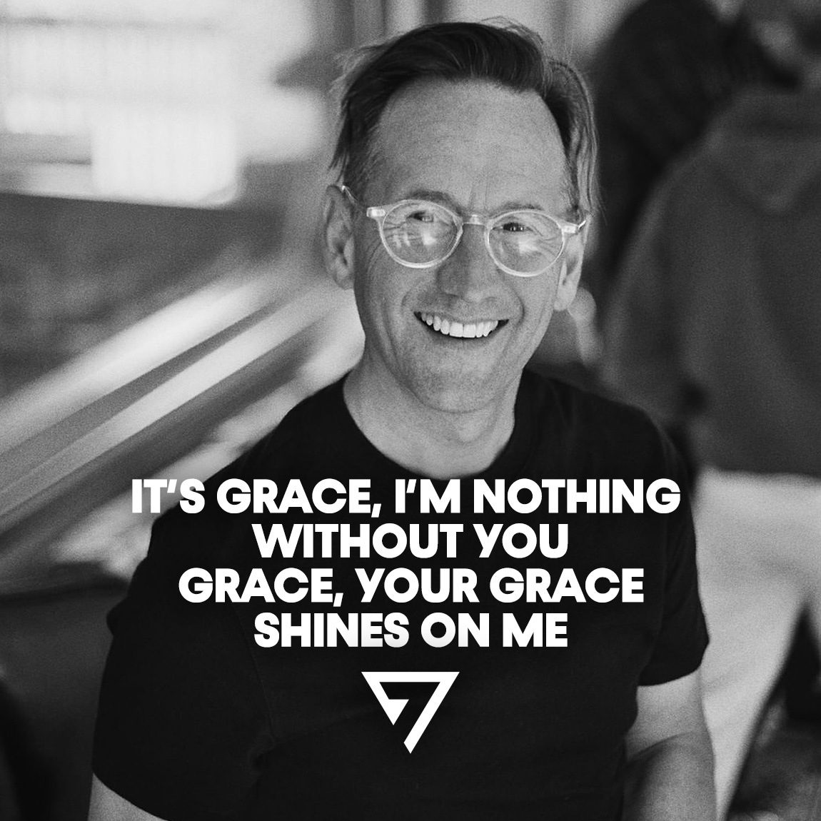 Seven_FM's tweet photo. De genade van God. Zonder dat zijn we verloren. Daarover zingt @MartinSmithTV in 'Grace'. Luister die track vandaag en #LiveTheMusic! #SevenFM https://t.co/39E4E5aZQv