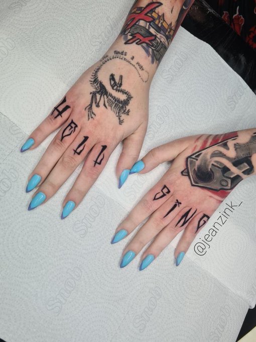 Hoje eu tive meu sonho desde adolescente de tatuar os dedos 💙  V&ecirc; se n&atilde;o &eacute; mto otaku elaaaaaa kk  Obrigada<a href="/tag/theotakubox"class="tags"><span>#theotakubox</span></a>