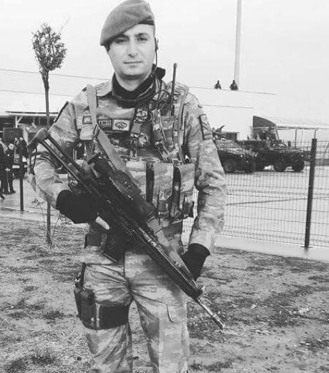 Şehit Jandarma Uzman Çavuş Efe Osman Apaydın ‘ın bugün ad günü . Ad günün kutlu ,mekanın cennet ,ruhun şad olsun .
Bir Fatiha okuyalım 🇹🇷
