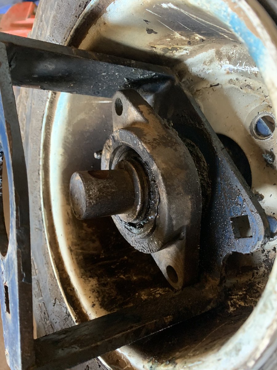 tfickenscher's tweet photo. Can anyone out there tell me how to get this…bearing of the drive wheel of a HI FC1545 conveyor? #DumbDesign https://t.co/ht2chUlsTv