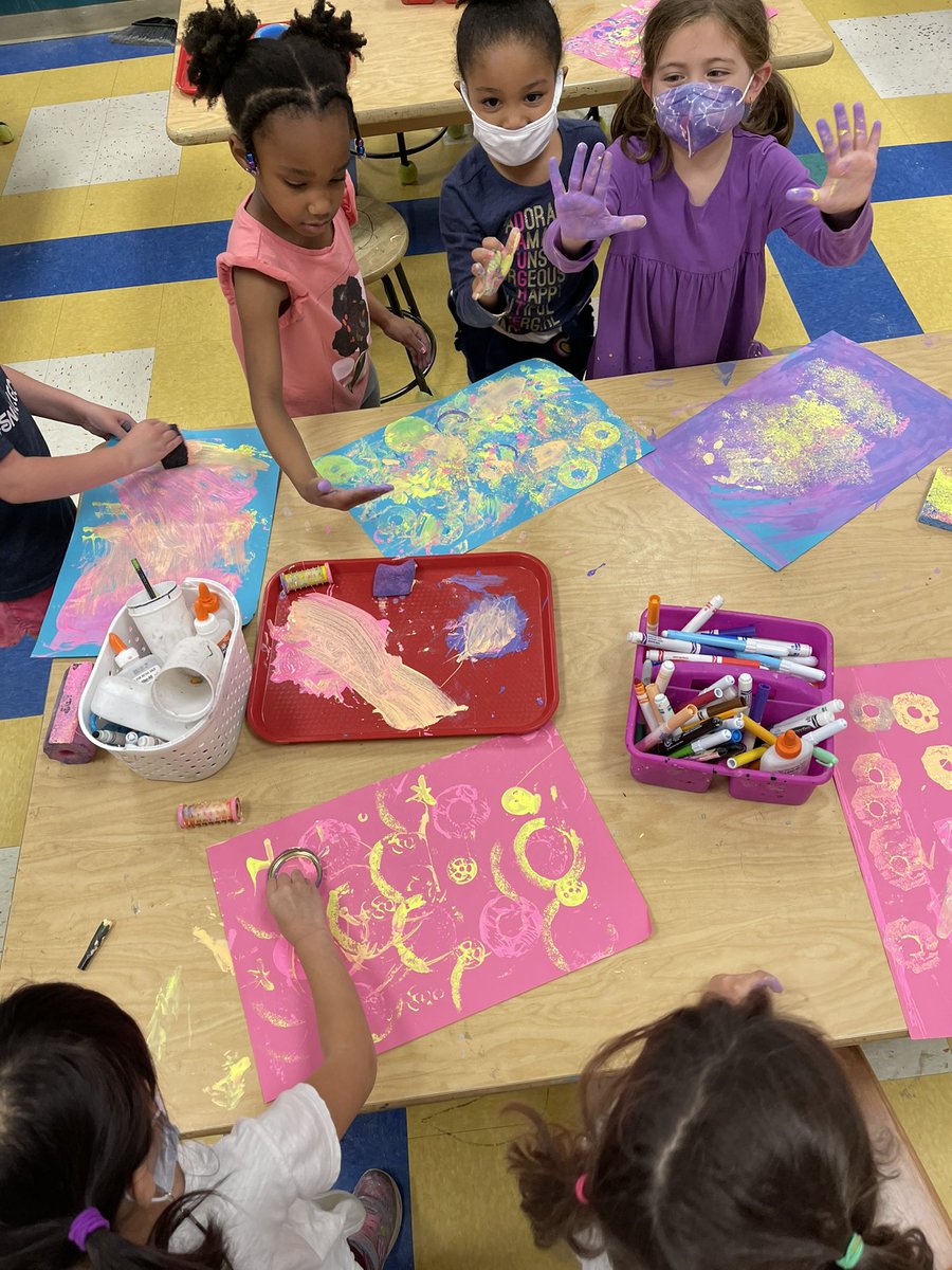 Is it even art if there is no mess?! We had a BLAST in kindergarten today! 💙💜💚🧡 <a href="/CombsCatchUp/">Combs Catch Up</a> <a href="/CombsKGators/">CombsKinderGators</a>