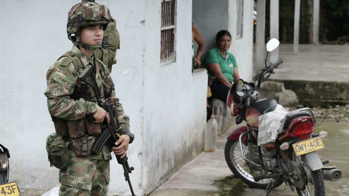 France24_es's tweet image. Colombia: las 11 personas asesinadas y presentadas como guerrilleros por el Ejército serían civiles f24.my/8Vw4.t