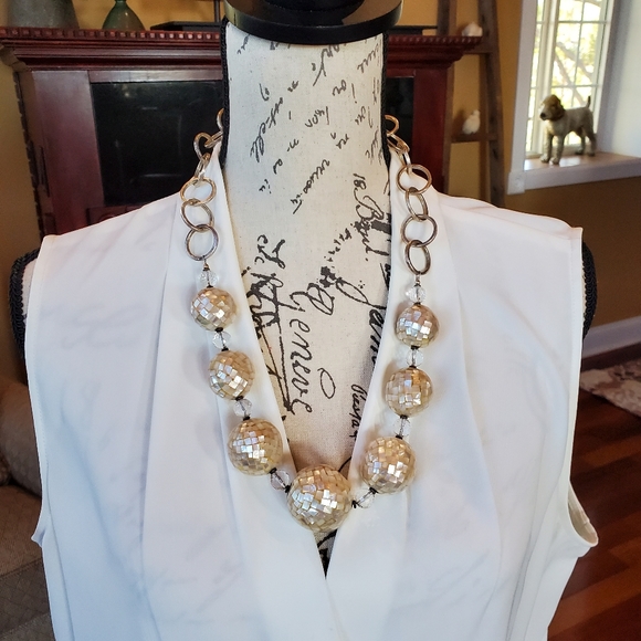 JooniesCloset's tweet photo. So good I had to share! Check out all the items I'm loving on @Poshmarkapp from @EggeTracy @Catherinetheno1 #poshmark #fashion #style #shopmycloset #nobrand #lostwander: https://t.co/De2T7MCk7W https://t.co/UvJXlroQly