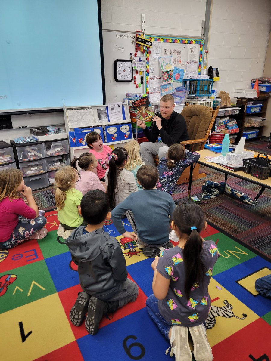MissGoodwin2G's tweet photo. Wrapping up our month of amazing guest readers as March comes to a close.  #washpride @MillerPrincipal @kerrihall18 @malo840 https://t.co/CyUwHcpwJY