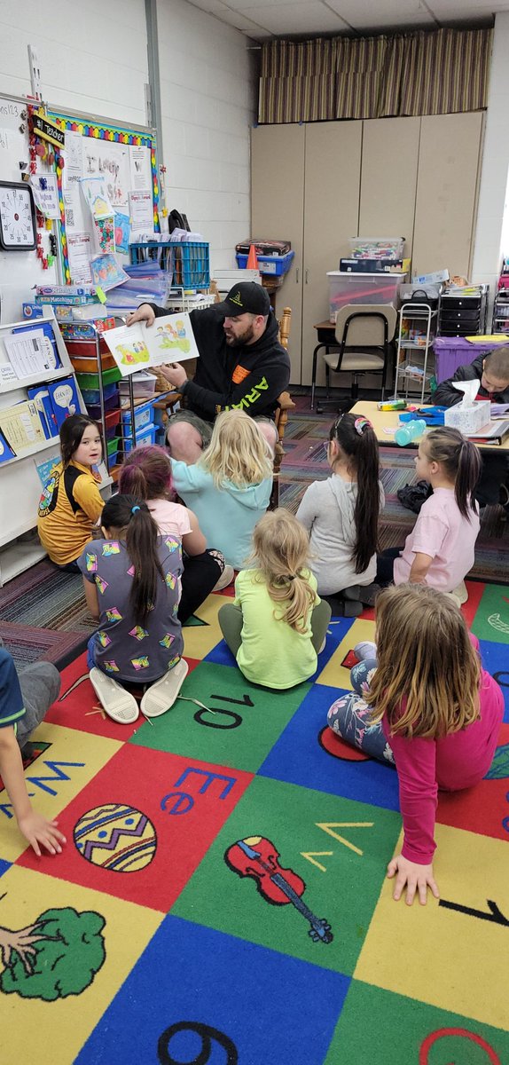 MissGoodwin2G's tweet photo. Wrapping up our month of amazing guest readers as March comes to a close.  #washpride @MillerPrincipal @kerrihall18 @malo840 https://t.co/CyUwHcpwJY