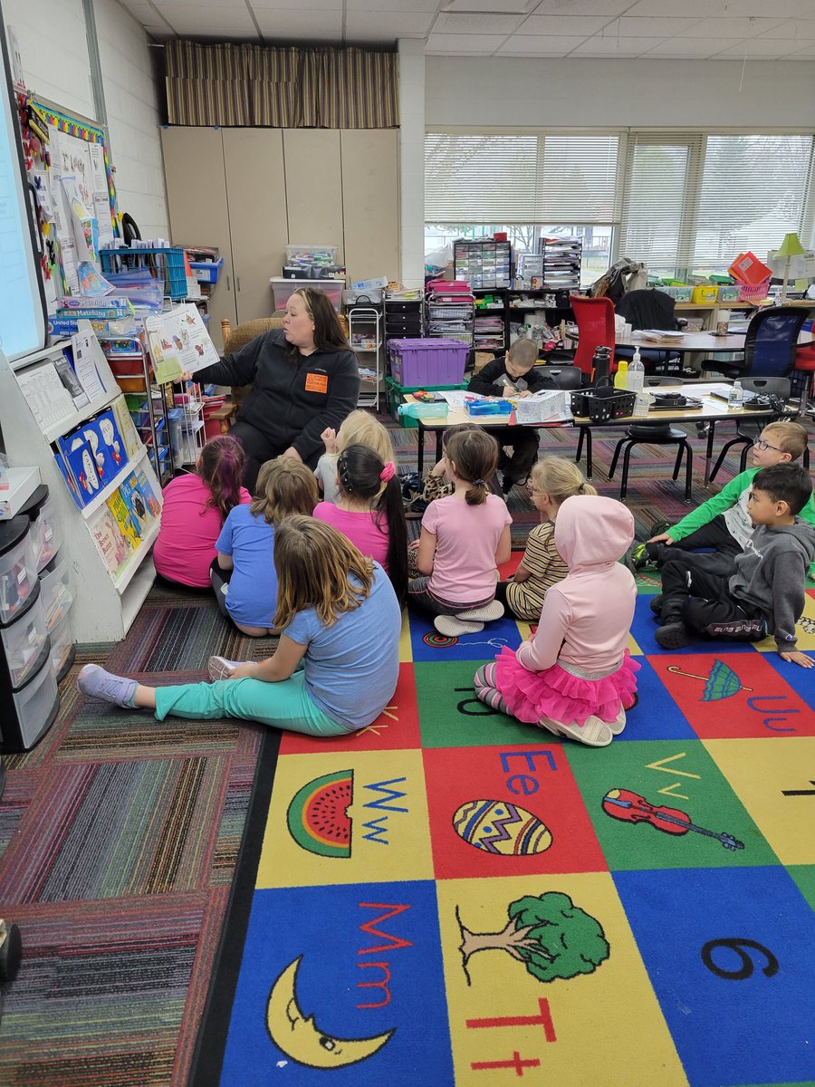 MissGoodwin2G's tweet photo. Wrapping up our month of amazing guest readers as March comes to a close.  #washpride @MillerPrincipal @kerrihall18 @malo840 https://t.co/CyUwHcpwJY