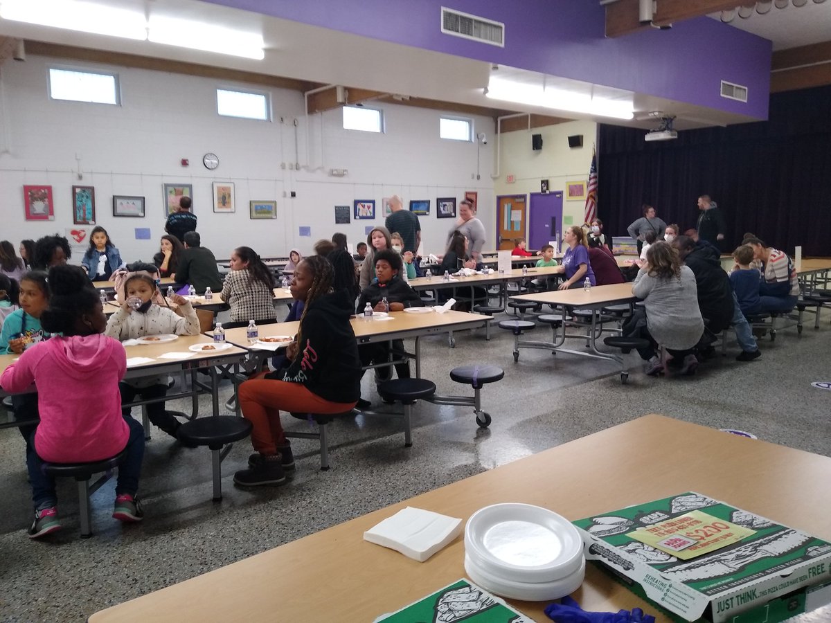 NealieReads's tweet photo. Pizza always makes everything more fun! #Luxford #Familyengagement @LuxfordES https://t.co/816eSiOJ20