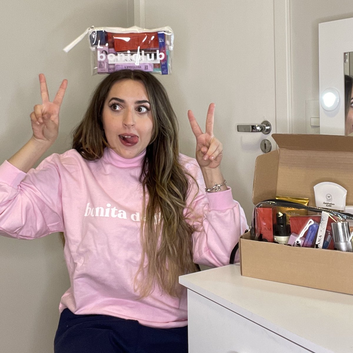 SeraphimLaura's tweet photo. quem me segue no insta viu q eu recebi as boniboxes (as caixinhas da @bonitadepele) e simplesmente tive um pirepake ne ENTAO NOVIDADES: eles viram tb e me convidaram pra vir aqui falar um pouco mais sobre essa caixa de curadoria topper (omg shes so crazyy) https://t.co/7ruuTScuCg