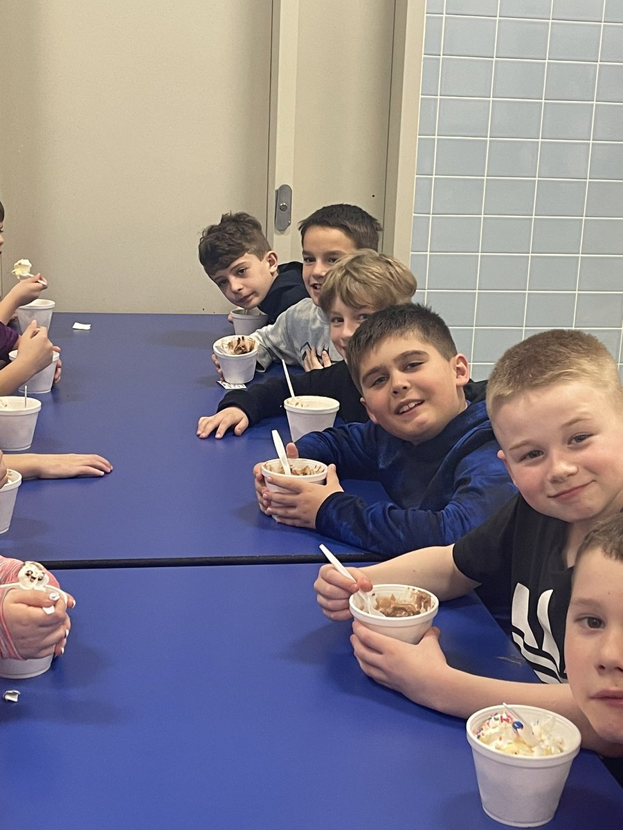 fmwentworth's tweet photo. Today my third grade recorder karate black belt earners celebrated with an ice cream party for all their hard work!! #wyproud #lwyloud https://t.co/GR3CwueSBB