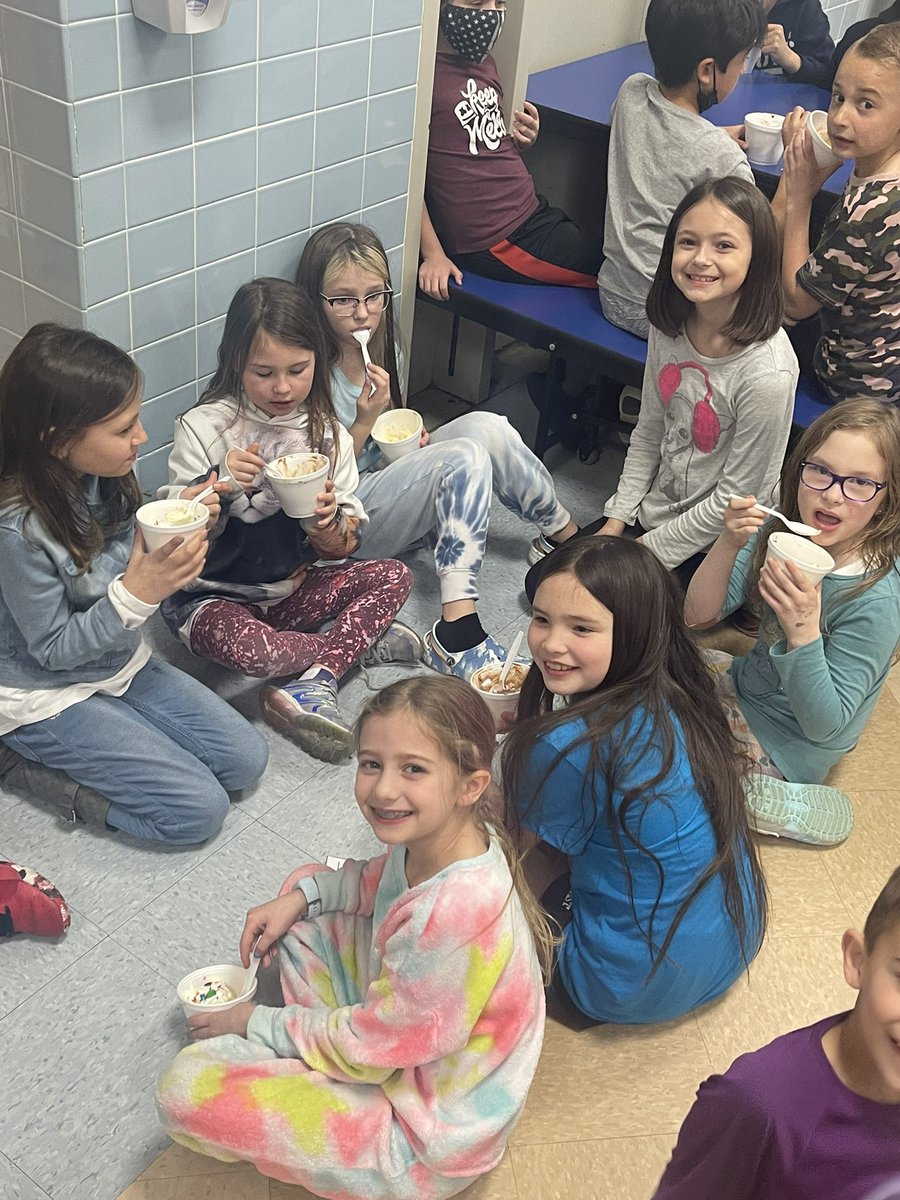 fmwentworth's tweet photo. Today my third grade recorder karate black belt earners celebrated with an ice cream party for all their hard work!! #wyproud #lwyloud https://t.co/GR3CwueSBB