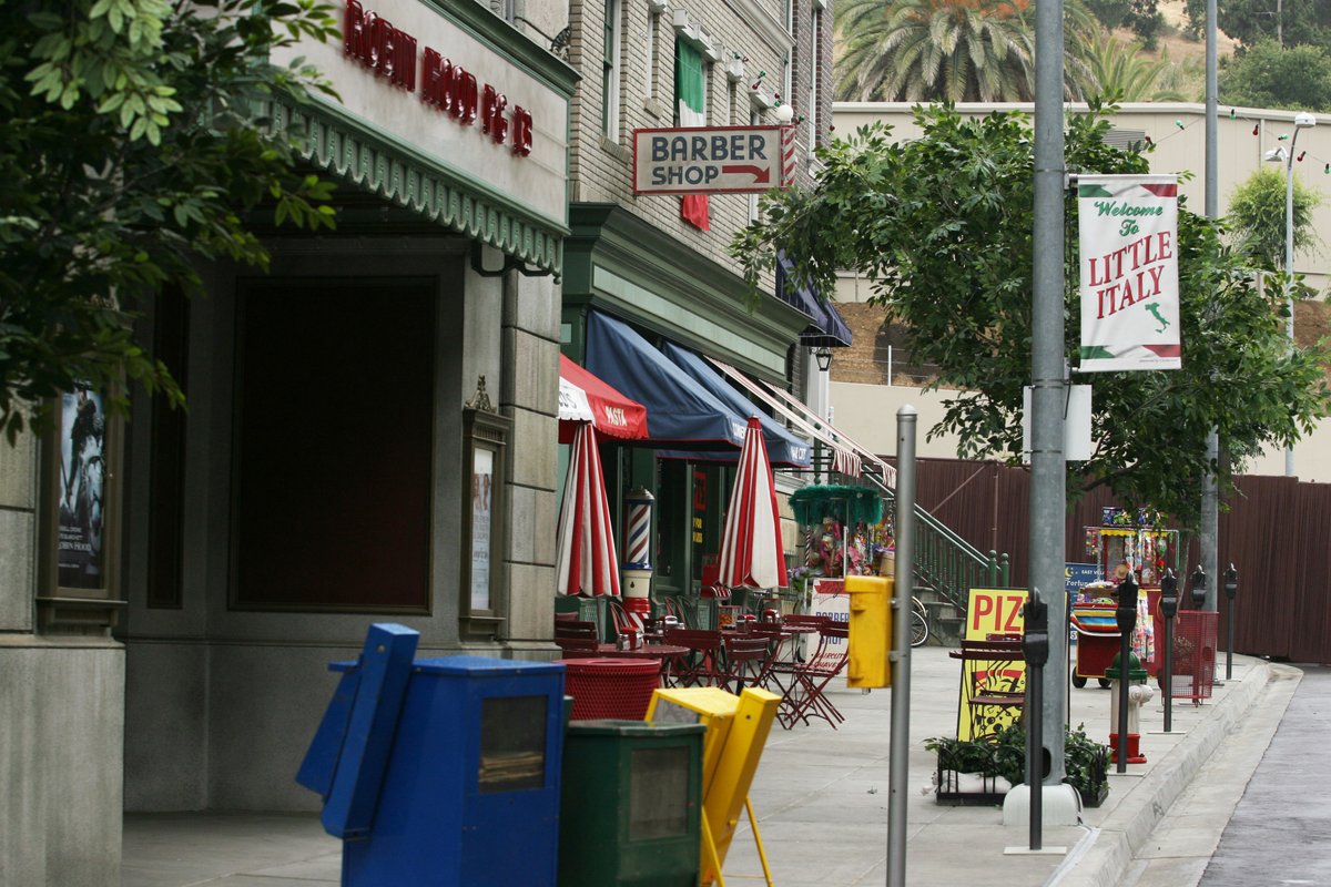 UniStudiosLot's tweet photo. The right #props can dress a set and make you believe it's any city, or neighborhood street! π π
#UniversalProperty #SetDecoration #OnSet https://t.co/23ryKUluUN
