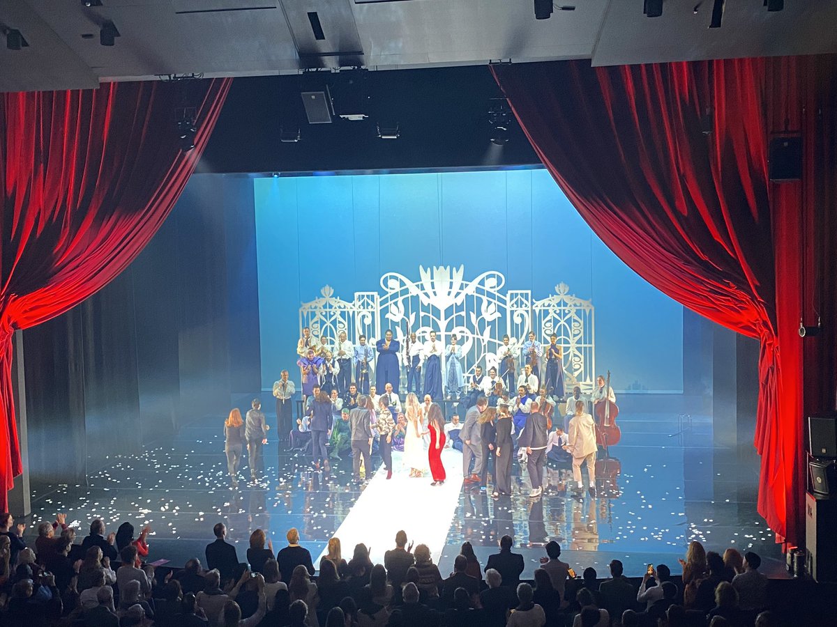 Wat een feest vanavond: Midzomernachtsdroom door @phion_orkest @introdans en @Toneelgroepoostpool. Geweldige combinatie van deze drie gezelschappen. Gaat dat zien!