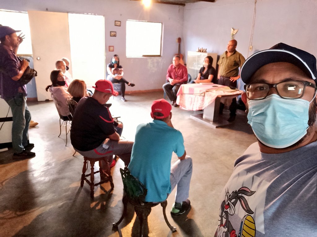 JulioReyesCcs's tweet photo. #Jueves | Reunión con parte del equipo directivo del lápiz ✏️ de la Parroquia Sucre de Catia. 

#ElLápizDesplegadoPorCcs https://t.co/Fs636xPlK2