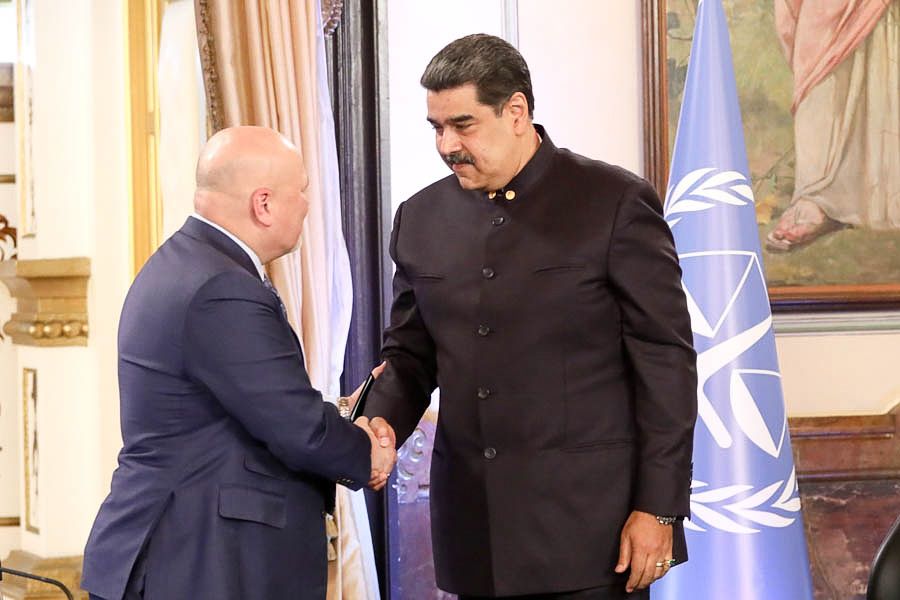 NicolasMaduro's tweet photo. Agradezco la visita del honorable Sr. Fiscal de la Corte Penal Internacional (CPI), Karim A.A. Khan QC, con quien tuvimos 3 días de trabajo para dar cumplimiento al Memorándum de Entendimiento e iniciar la complementariedad de los procesos de Diálogo y acuerdos en nuestro país. https://t.co/Q1I3oS07FM
