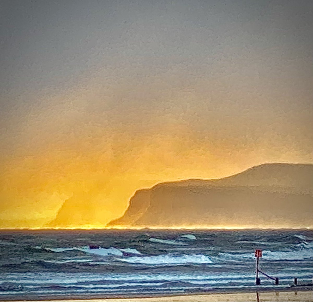 gman586's tweet photo. Moody winter sky this morning on Redcar beach 😁 https://t.co/eXEF7fwOuX