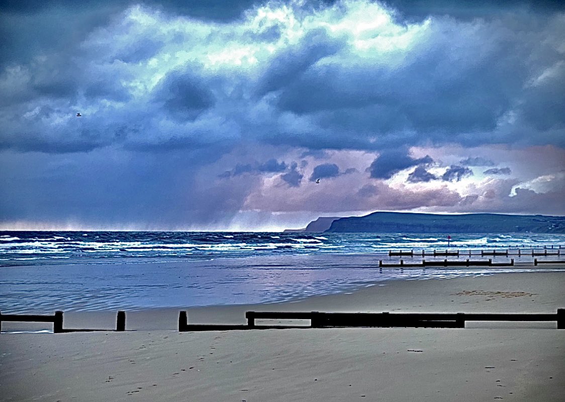 gman586's tweet photo. Moody winter sky this morning on Redcar beach 😁 https://t.co/eXEF7fwOuX