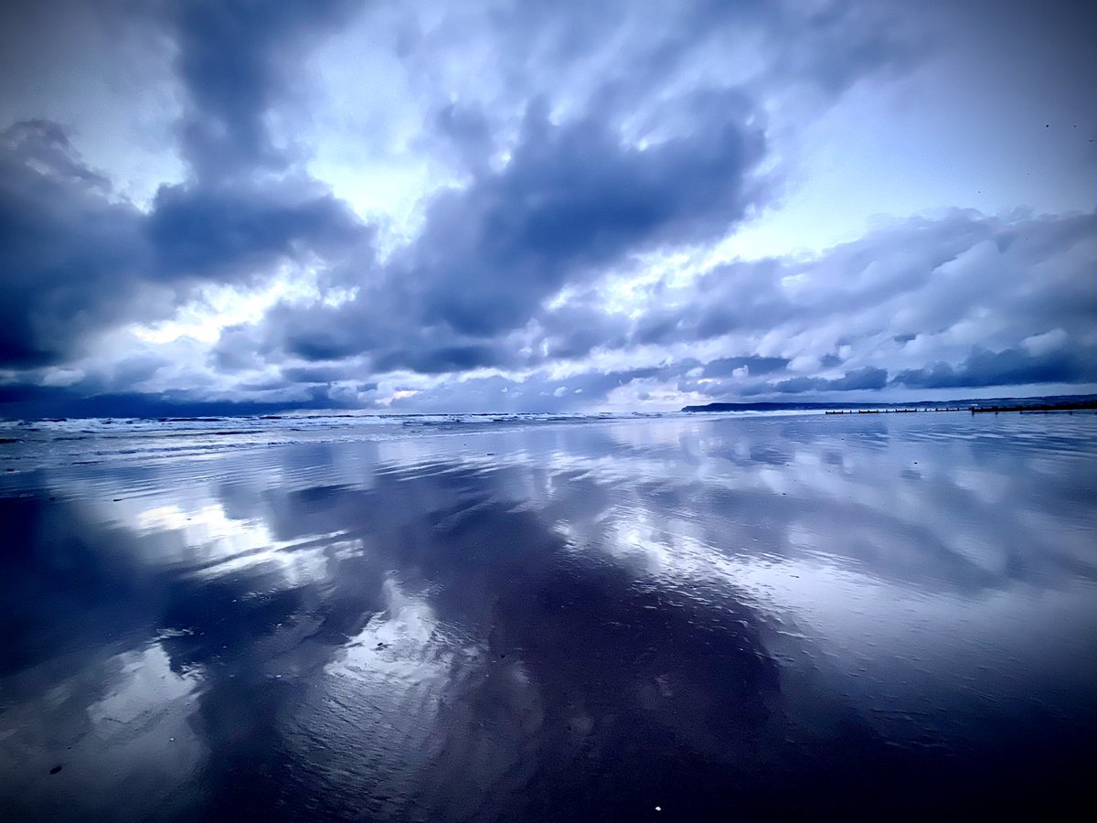 gman586's tweet photo. Moody winter sky this morning on Redcar beach 😁 https://t.co/eXEF7fwOuX