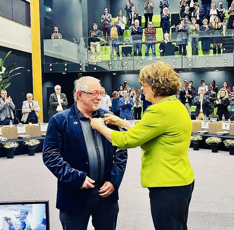 VDGgemOss's tweet photo. Tijdens het afscheid van de ‘oude’ gemeenteraad kreeg Alfons Prinssen een welverdiende Koninklijke Onderscheiding. Van 1998 tot 2002 raadslid in Ravenstein. En sinds de herindeling in 2003 raadslid namens VDG bij de gemeente Oss. Wat een enorme staat van dienst! Gefeliciteerd! 💙 https://t.co/qx9UZzOPRO