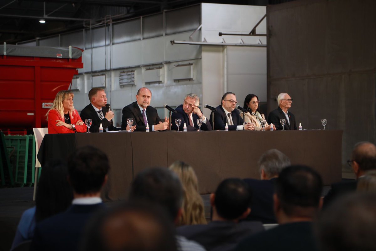 munilasparejas's tweet photo. ¡Excelente jornada en el lanzamiento de programas de Desarrollo de Proveedores y de Parques Industriales! Agradecemos al Presidente @alferdez por haber elegido a #LasParejas como sede.

¡Sigamos potenciando la industria! https://t.co/haFCGER7MP