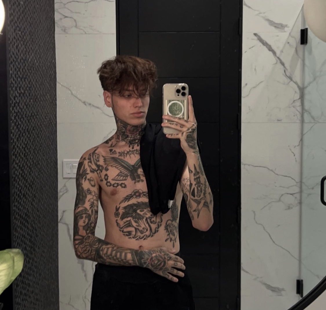 VEXEDVSCOUNTT's tweet photo. late night, telephone, calling all the wallflowers i know, out the dark and into the light, half love, half regret, just enough for polaroids and cigarettes, socialize, we're meant to size life. https://t.co/gyWKrAI0ry