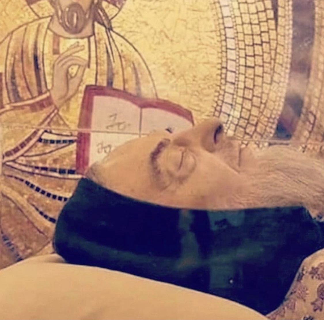 sanpadrepio's tweet photo. El Padre Pío parece dormido….pero sigue haciendo mucho ruido, pídele con fe ! https://t.co/gvok4k8upo