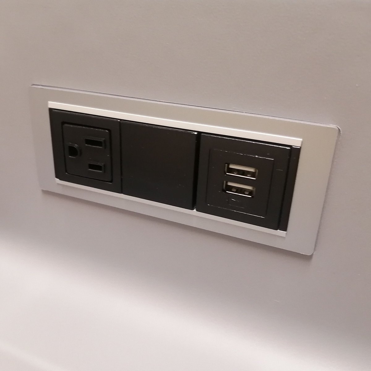 GPRHFoundation's tweet image. Did you know that you can charge your electronics while you wait at your new hospital? Some of the seating in your hospital has easily accessible plugins and USB outlets. 
#supportyourhospital #modernseating #gprhfoundation #DidYouKnow