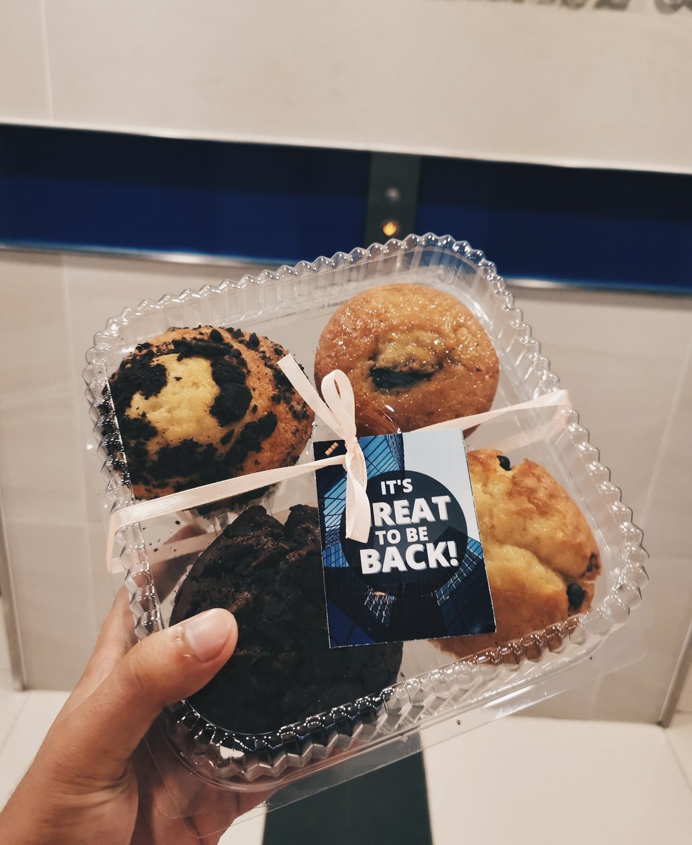 jb_sayssss's tweet photo. May pa muffins si Chase. Nagpa-bida na naman sa mva returning employees.
So grateful to be part of this company who invests so much in their people. π―πππ¨βπ»
#JPMorganChase
#rtto
#welcomeback
#corporatelife https://t.co/tqXGLtmGYp