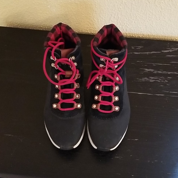 dnoern's tweet image. So good I had to share! Check out all the items I'm loving on @Poshmarkapp #poshmark #fashion #style #shopmycloset #rown #colehaan #alexanderwang: posh.mk/duk29cL9Qob