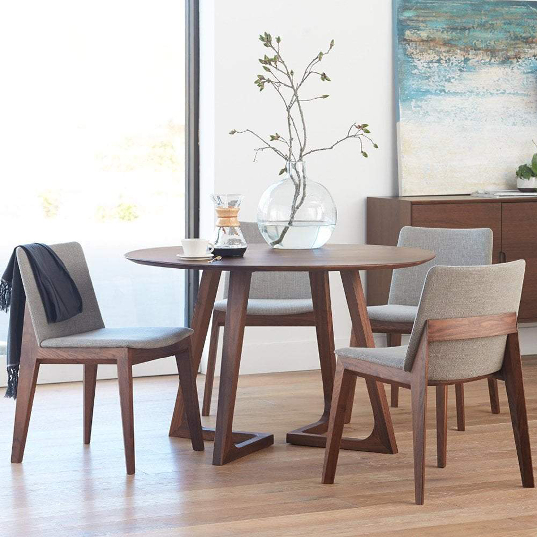 We love a simple style refresh! A quick swap of your dining chairs or even simply replacing your end chairs can make your dining room feel like new. ✨ #scandinaviandesigns #interiordesign #interiors #furniture #furnituredesign #scandistyle