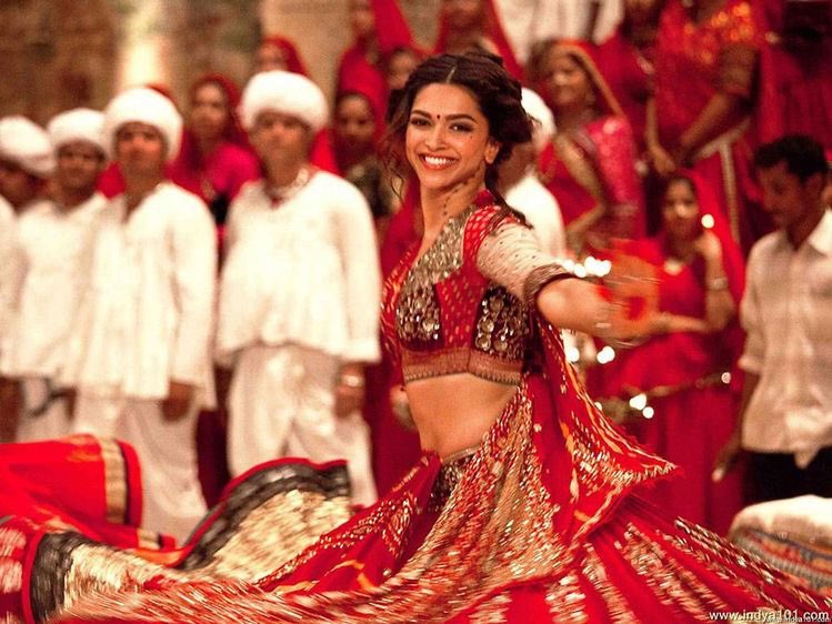 SabrinaenPeru's tweet photo. Mumbai es la  ciudad más poblada de la India 🇮🇳y la cuarta ciudad más poblada del mundo, es el centro cultural y comercial del país, por ello es conocido como la cuna de Bollywood.
¡Existen muchos tours en los cuáles podrás ver musicales del cine Indio!

#DescubreElMundoConAVGE https://t.co/NnKh92vyQF