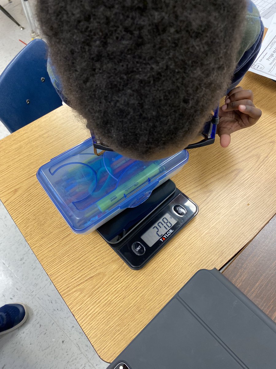 abrunson1311's tweet photo. Using a digital scale to find objects that weigh more than a kilogram @CobbMathDept @PowersFerryES https://t.co/mdYxKpDpbB
