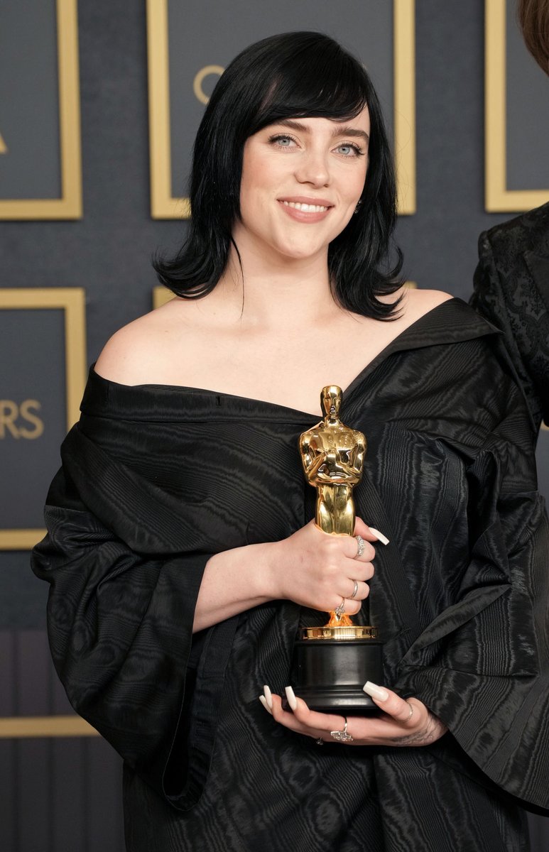 QGBillieEilish's tweet photo. A MAIOR QUE TEMOS! Graças ao seu estrondoso som "No Time To Die", Billie Eilish entrou no Guinness World Record por ser atualmente a pessoa mais nova a ganhar o "Triple Crown" (#Oscars , #GRAMMYs e #GoldenGlobes) na história, com uma canção em premiações de música para filmes! https://t.co/i0NGve66FF