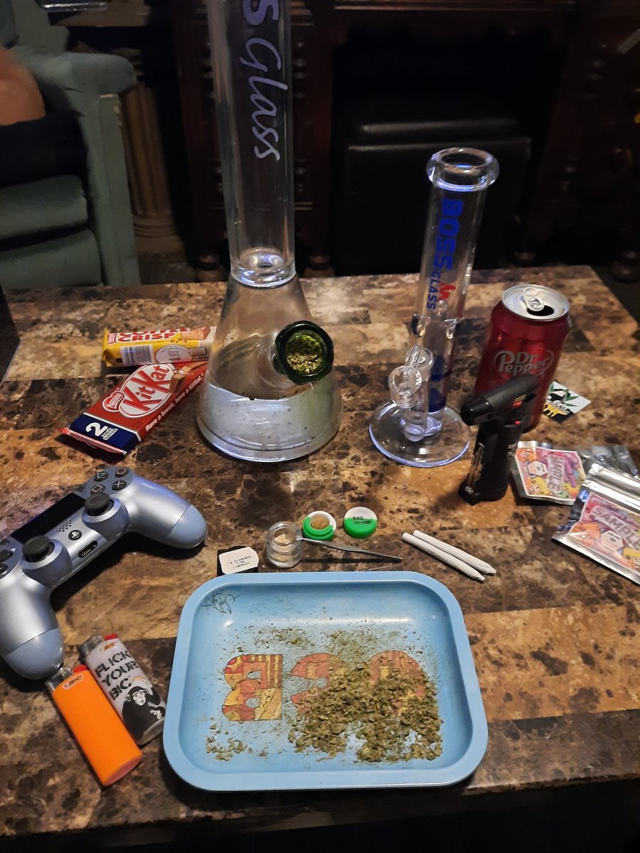 AlwaysMoorepod's tweet photo. Gonna watch the Fate of the Furious, because A: I am bored....B: I am gonna be blitz as fucked so I need something that don't require alot of brain activity. Got all I need toheighten my experience. 
#ARFMP #Mmemberville #Potcaster #FastandFurious #Stoner #cannabisculture #Family https://t.co/Wjx2DxumIq