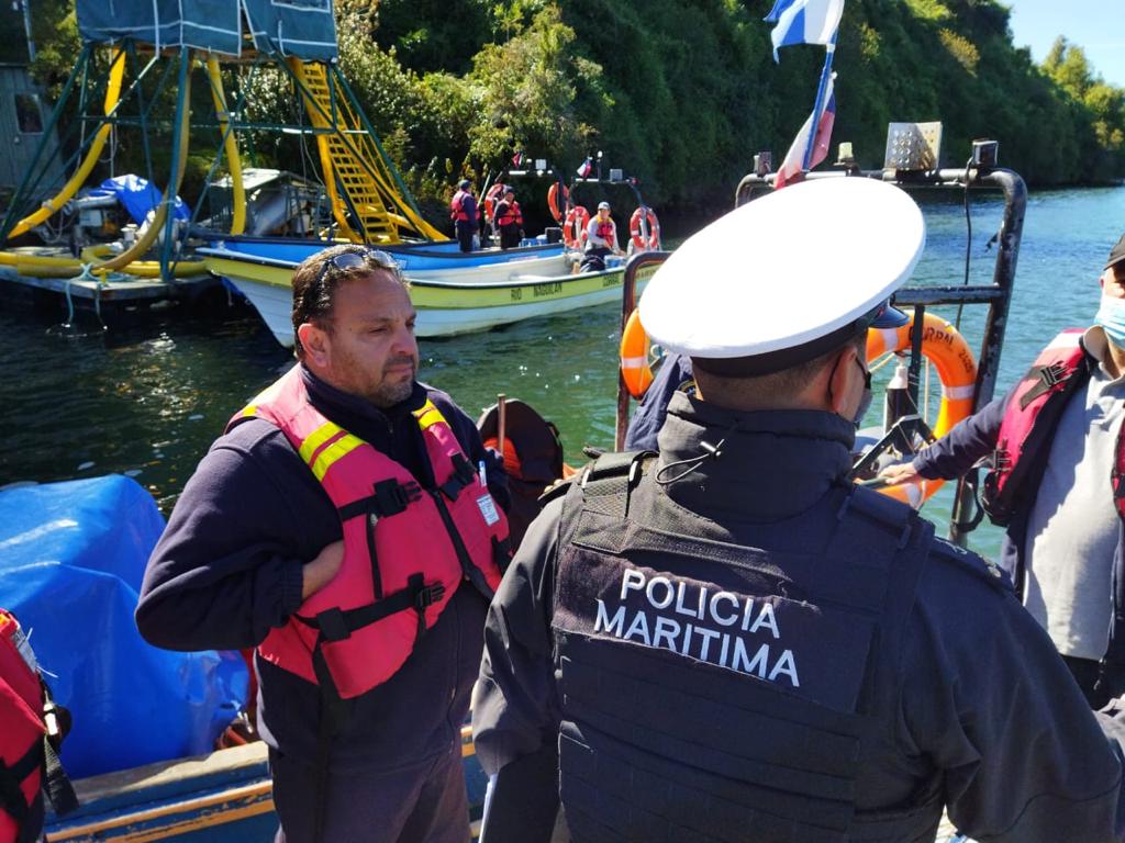 maritgobvld's tweet photo. #PoliciaMaritima de #ValdiviaCL realizó fiscalización al funcionamiento de los equipos de combate contra incendios, guardia de seguridad marítimo-portuario y faenas de buceo, a centros de cultivo de salmones, ubicados en río Valdivia. 
@DGTM_Chile https://t.co/sr7FELekmy