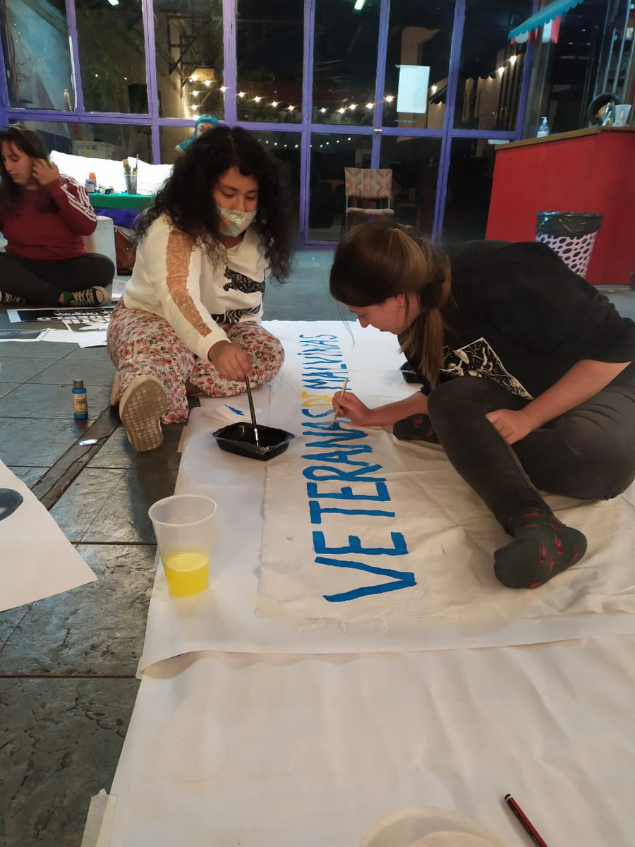 CasaGatica's tweet photo. ✌️FEMINISMO POPULAR💚

Ayer nos juntamos con las compañeras del @frentedemujeres de todos los espacios de la #comuna5 para pintar una bandera🇦🇷 con los nombres de las mujeres veteranas de la guerra de Malvinas. 

#MalvinasArgentinas https://t.co/oH0Uhk9wHj