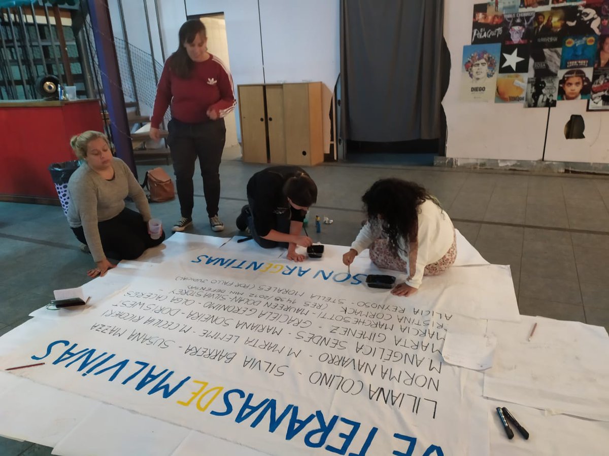 CasaGatica's tweet photo. ✌️FEMINISMO POPULAR💚

Ayer nos juntamos con las compañeras del @frentedemujeres de todos los espacios de la #comuna5 para pintar una bandera🇦🇷 con los nombres de las mujeres veteranas de la guerra de Malvinas. 

#MalvinasArgentinas https://t.co/oH0Uhk9wHj
