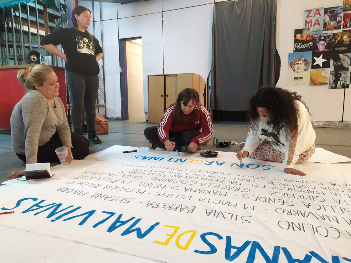 CasaGatica's tweet photo. ✌️FEMINISMO POPULAR💚

Ayer nos juntamos con las compañeras del @frentedemujeres de todos los espacios de la #comuna5 para pintar una bandera🇦🇷 con los nombres de las mujeres veteranas de la guerra de Malvinas. 

#MalvinasArgentinas https://t.co/oH0Uhk9wHj